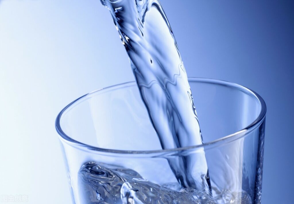 塑料水杯有毒吗_塑料杯喝热水相当于慢性自杀吗