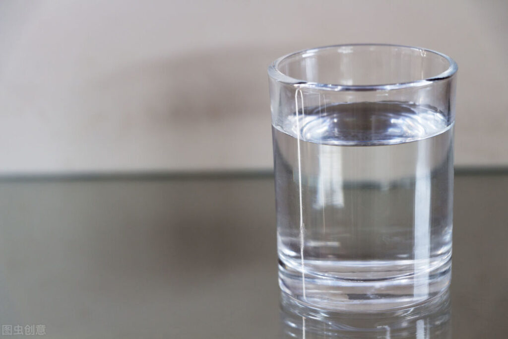 塑料水杯有毒吗_塑料杯喝热水相当于慢性自杀吗