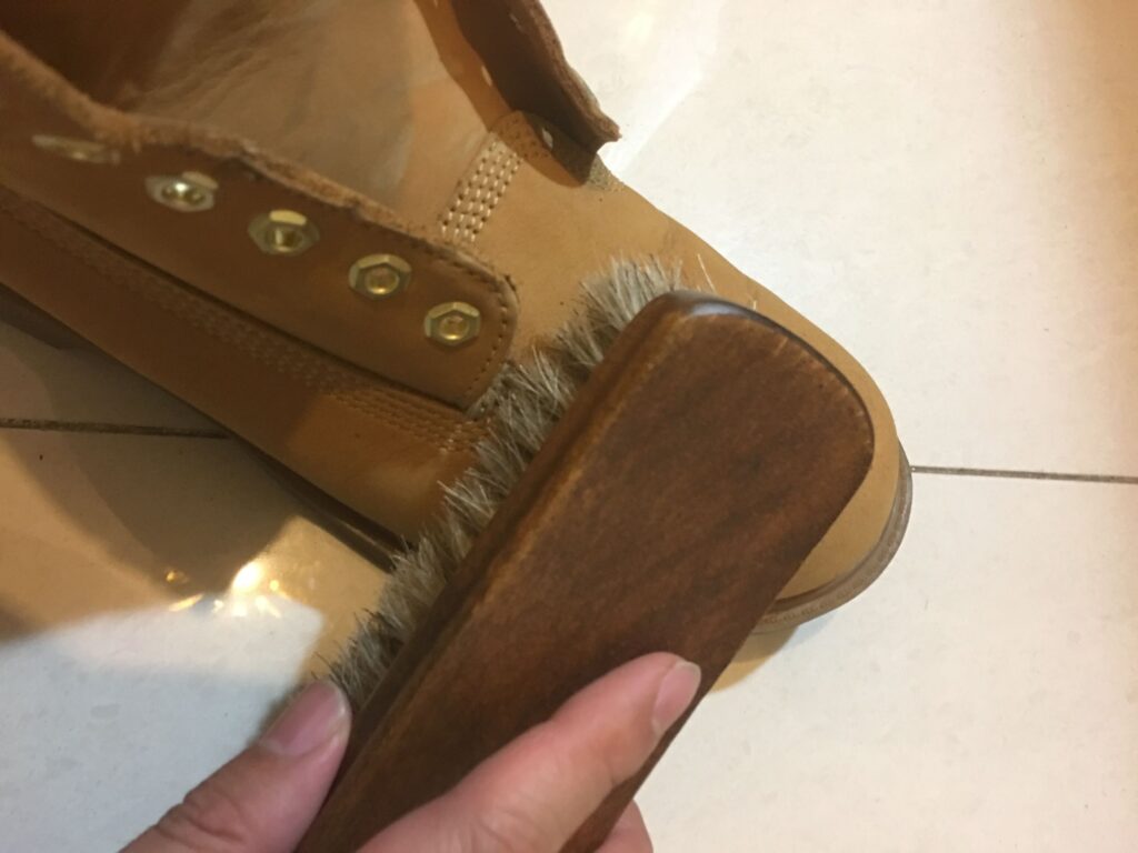 大黄靴能用水洗吗_雪地靴皮质运动鞋的清理方法
