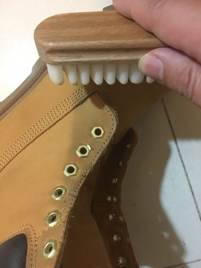 大黄靴能用水洗吗_雪地靴皮质运动鞋的清理方法
