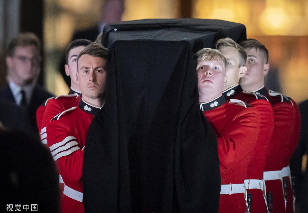 白金汉宫在哪个国家_女王送葬队伍的象征意义