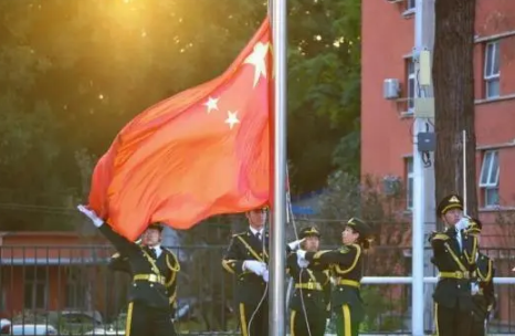 天安门升国旗几点_北京天安门广场升旗仪式是不是每天都有