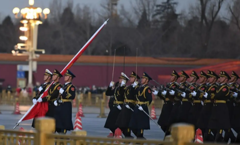 天安门升国旗几点_北京天安门广场升旗仪式是不是每天都有