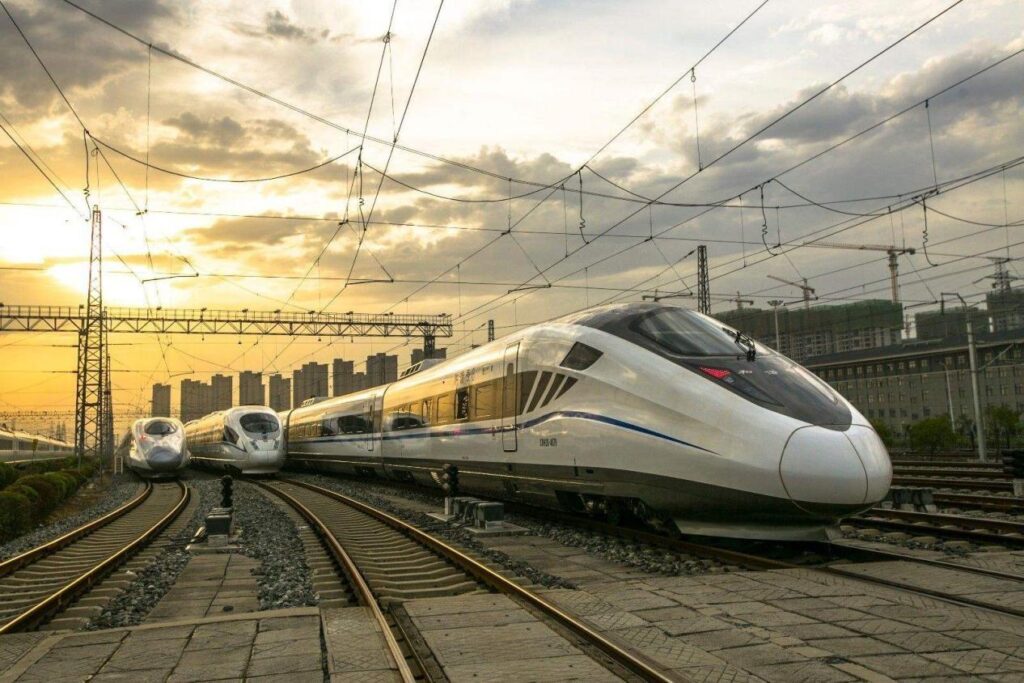 普通火车时速多少公里_高铁的运行速度比火车更快的原因