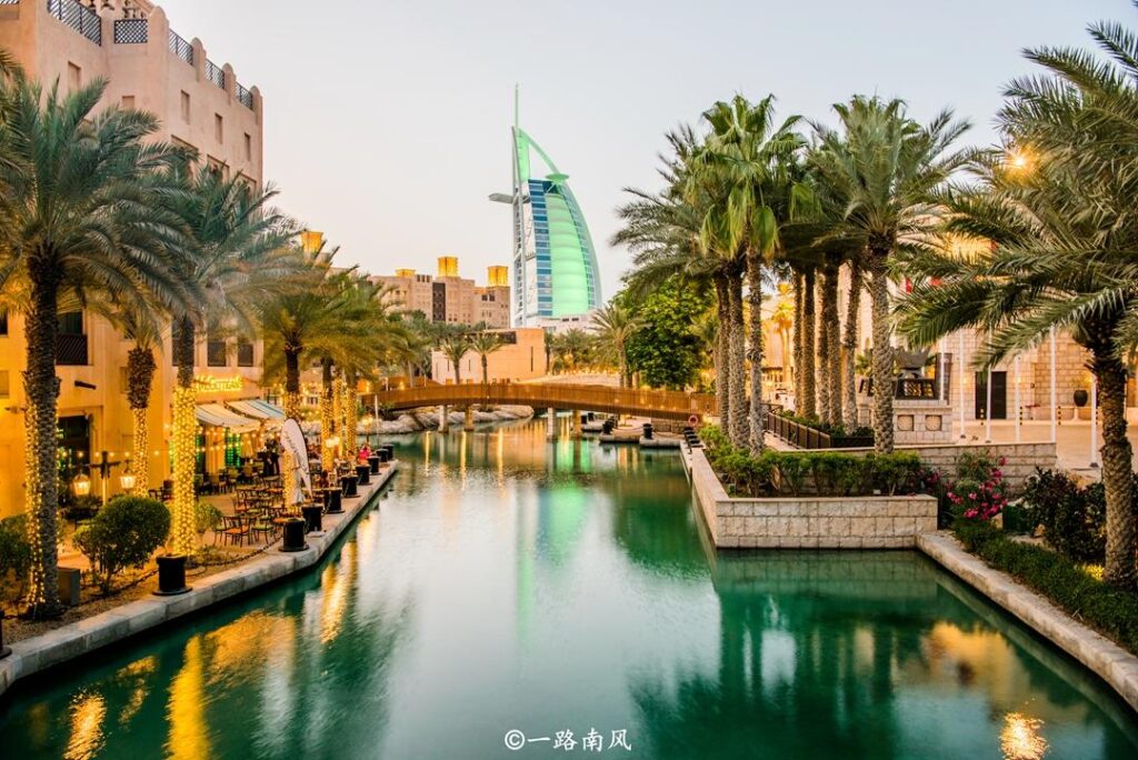 迪拜是什么国家_迪拜哪来的水资源让植物的生长