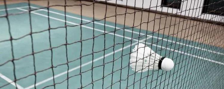 羽毛球单打一局打几个球_羽毛球单打比赛的规则