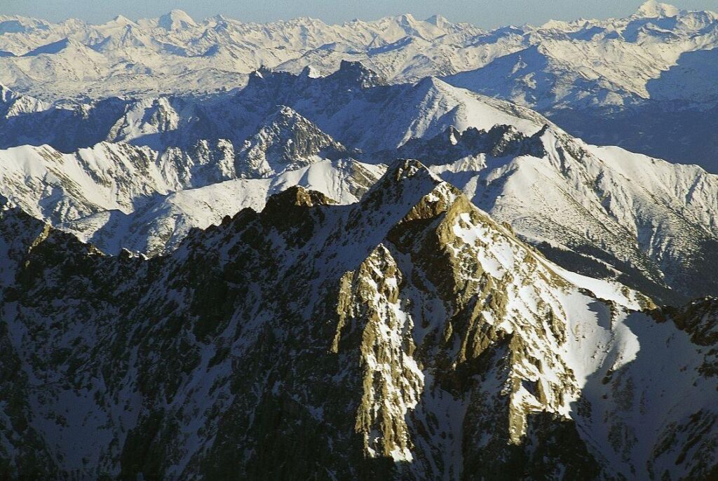 阿尔卑斯山脉在哪里_阿尔卑斯山脉地形示意图