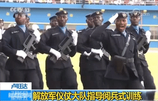 阅兵时士兵们喊的口号有什么_卢旺达阅兵怎么会出现中文口号