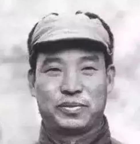 中国最早的主席是谁_第一代领导人是如何排名的