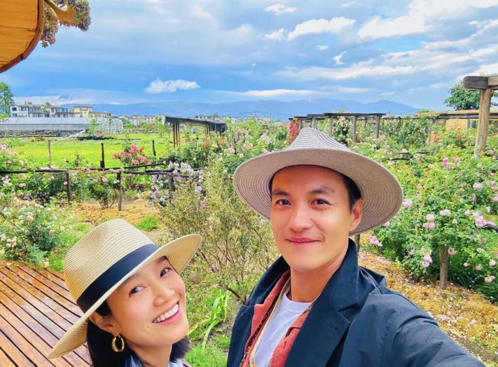 朱丹的近况明星动态_朱丹和周一围大理旅游超甜蜜