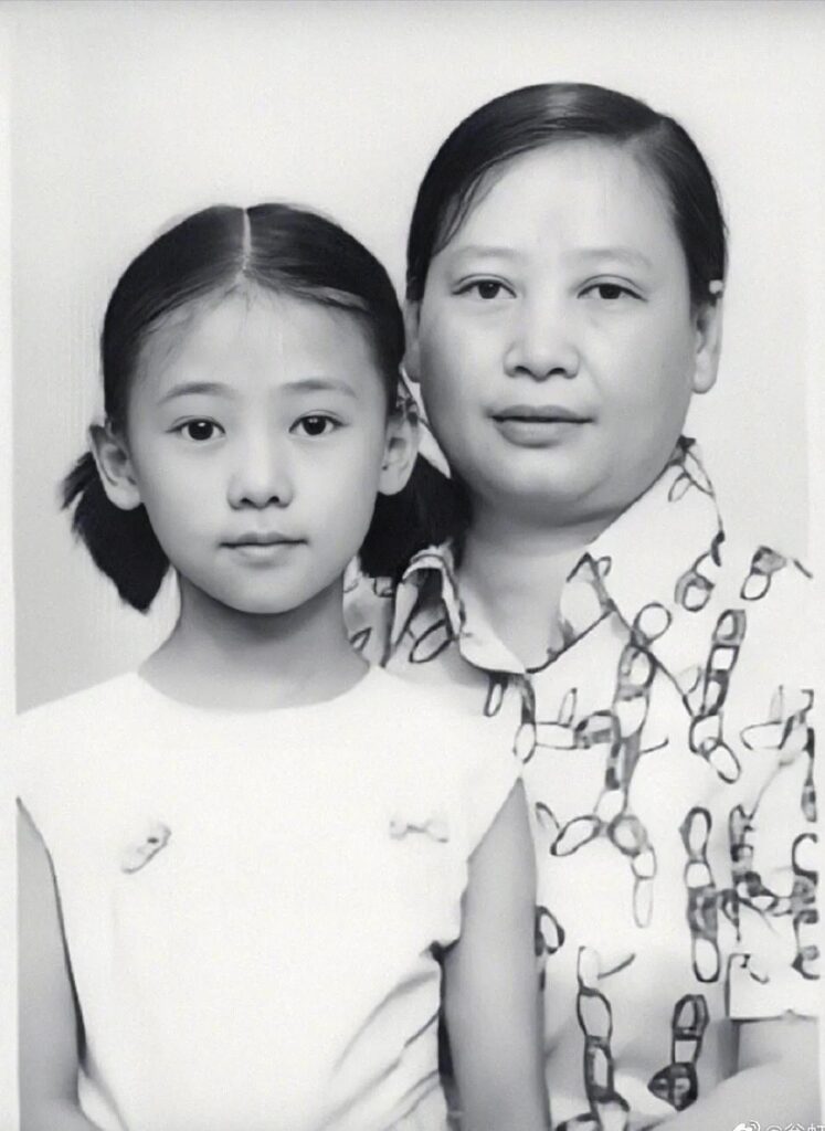 翁虹个人资料_翁虹与女儿和母亲的照片