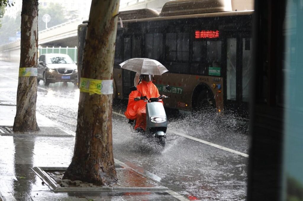 下暴雨为什么会停水_停水停电原因