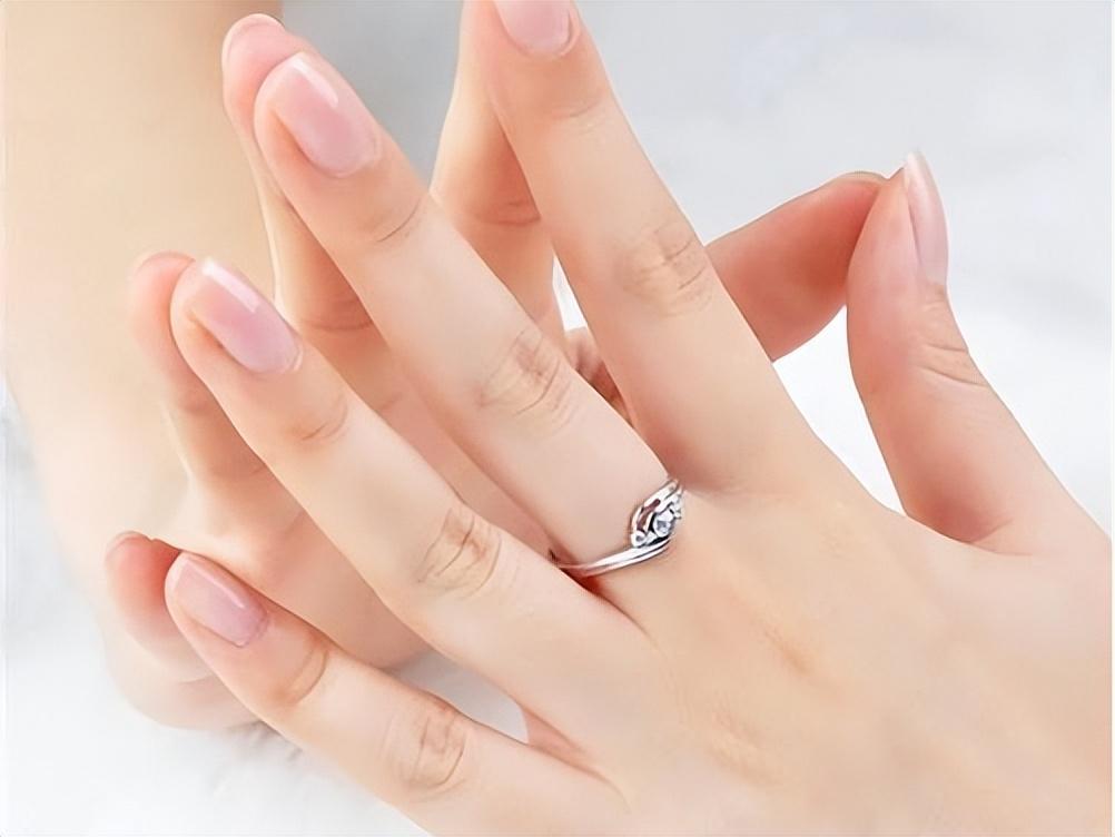 戒指戴在中指上代表什么_戒指戴中指具有什么含义