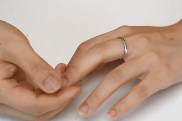 戒指的正确佩戴方法_左右手指不同含义