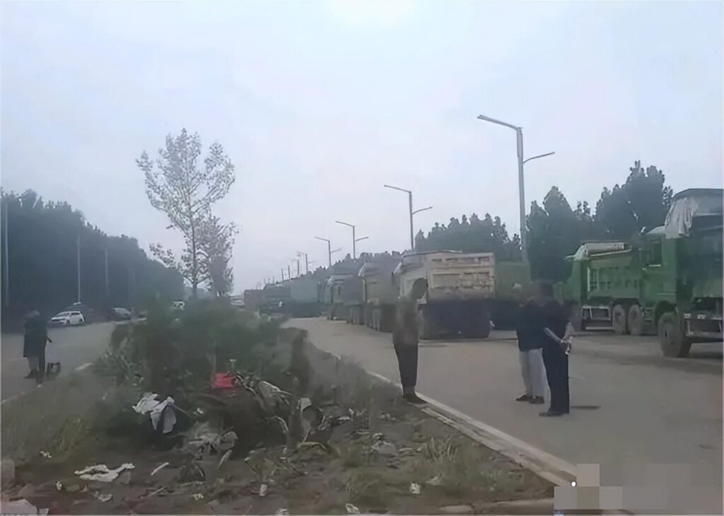 涿州执法车凌晨带队往村边倒垃圾_被发现后表示我们改天再清