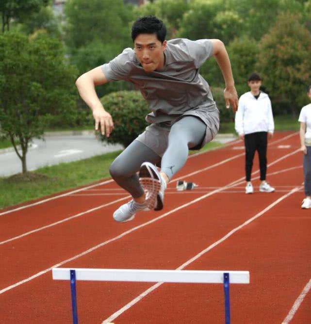 刘翔为什么不跑100米？刘翔拥有超人的速度为什么要挑战110米跨栏？
