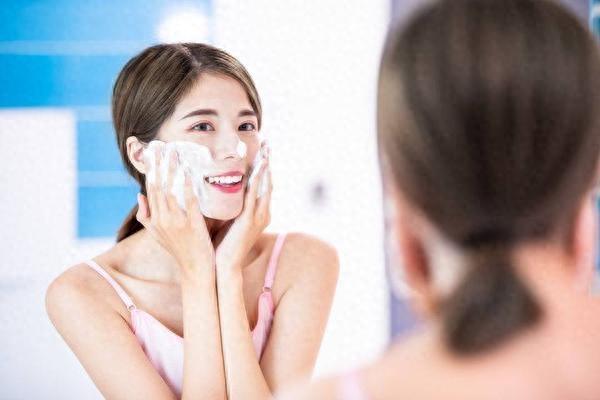 怎么保养皮肤？洗脸的正确做法是什么？