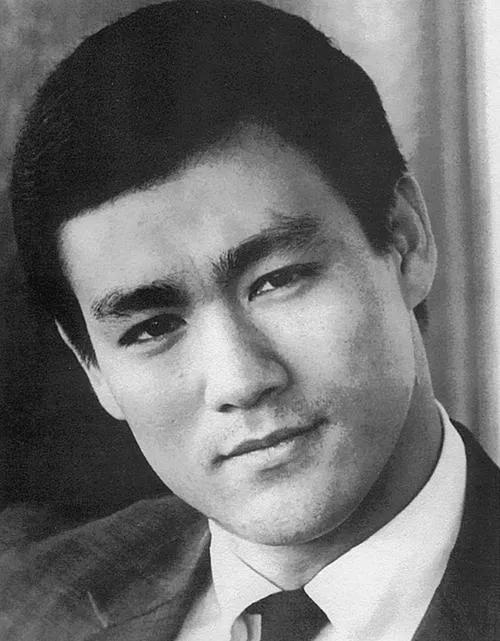 李小龙传奇片尾曲是什么？李小龙人物简介