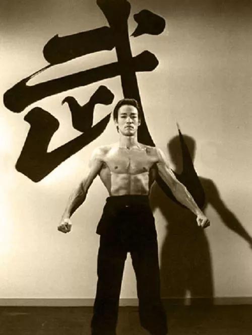 李小龙传奇片尾曲是什么？李小龙人物简介