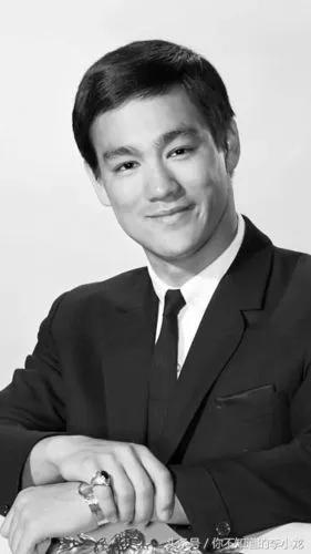 李小龙传奇片尾曲是什么？李小龙人物简介
