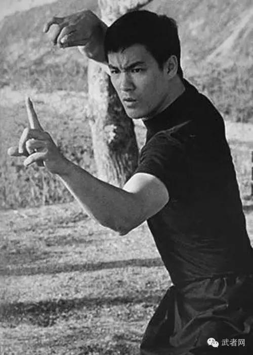 李小龙传奇片尾曲是什么？李小龙人物简介