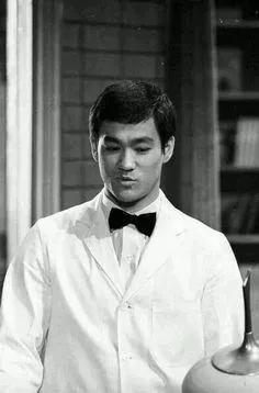 李小龙传奇片尾曲是什么？李小龙人物简介
