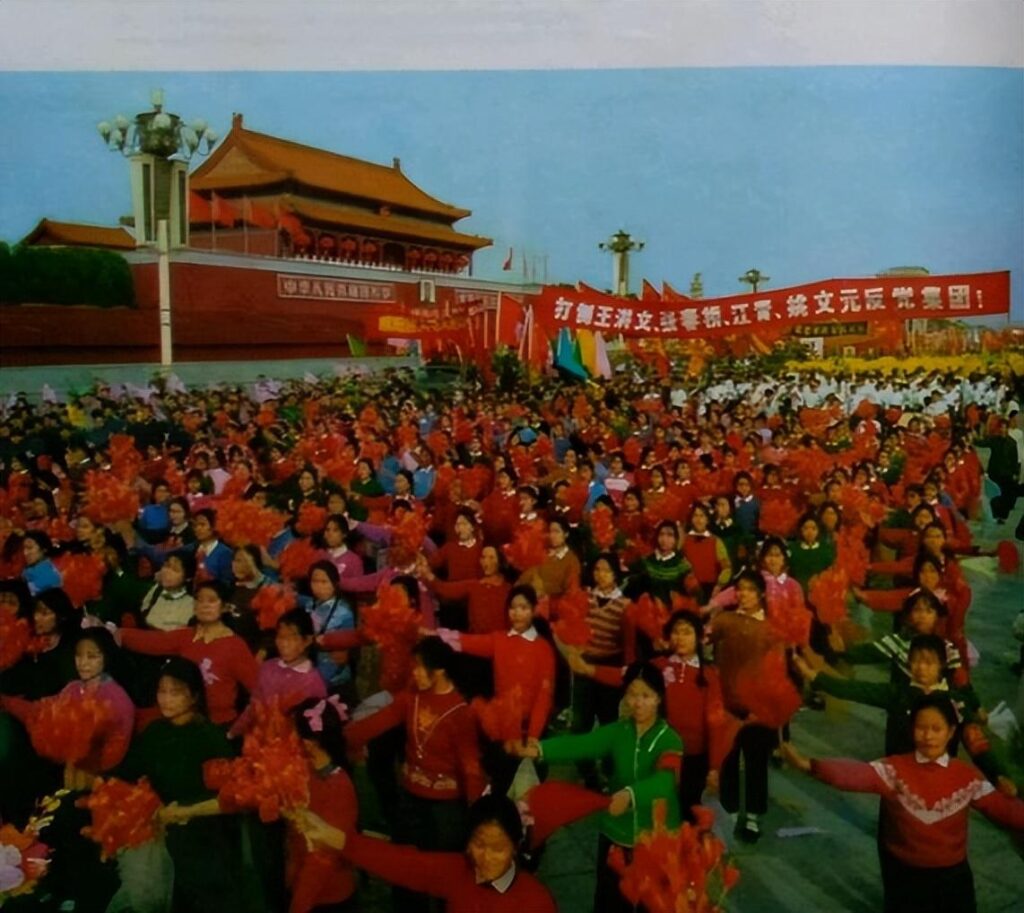 中国国务院总理是谁？华国锋如何在短短几个月内成为中国的最高领导人的？