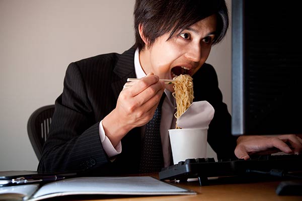 加班工资不合法怎么举报(员工索要加班费要举证吗)