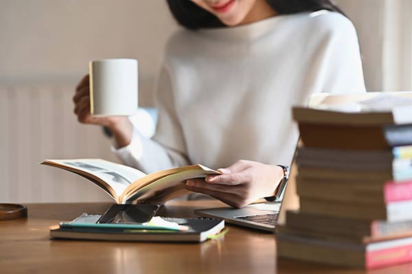 室内设计个人简历自荐信_家具人自我介绍个性签名