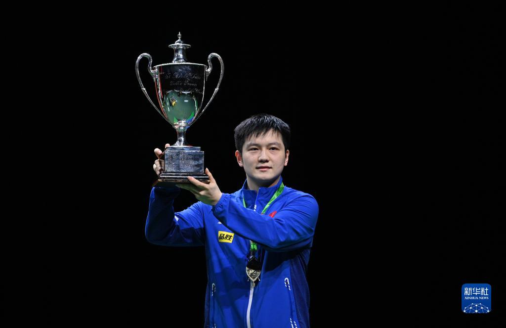 乒乓球男单冠军是谁_男单冠军樊振东在颁奖仪式上自拍