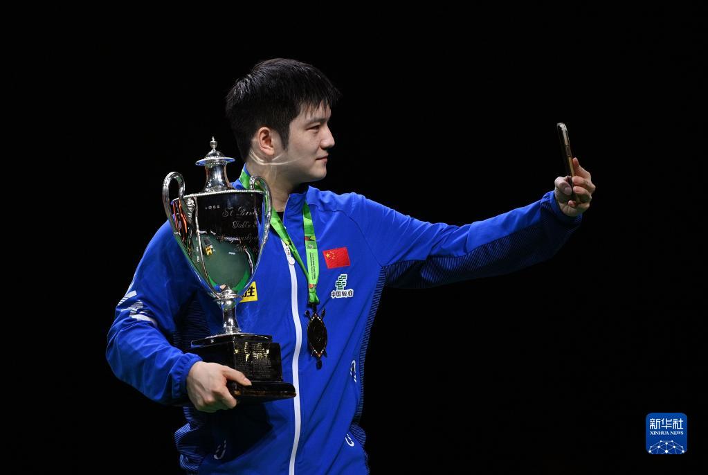 乒乓球男单冠军是谁_男单冠军樊振东在颁奖仪式上自拍